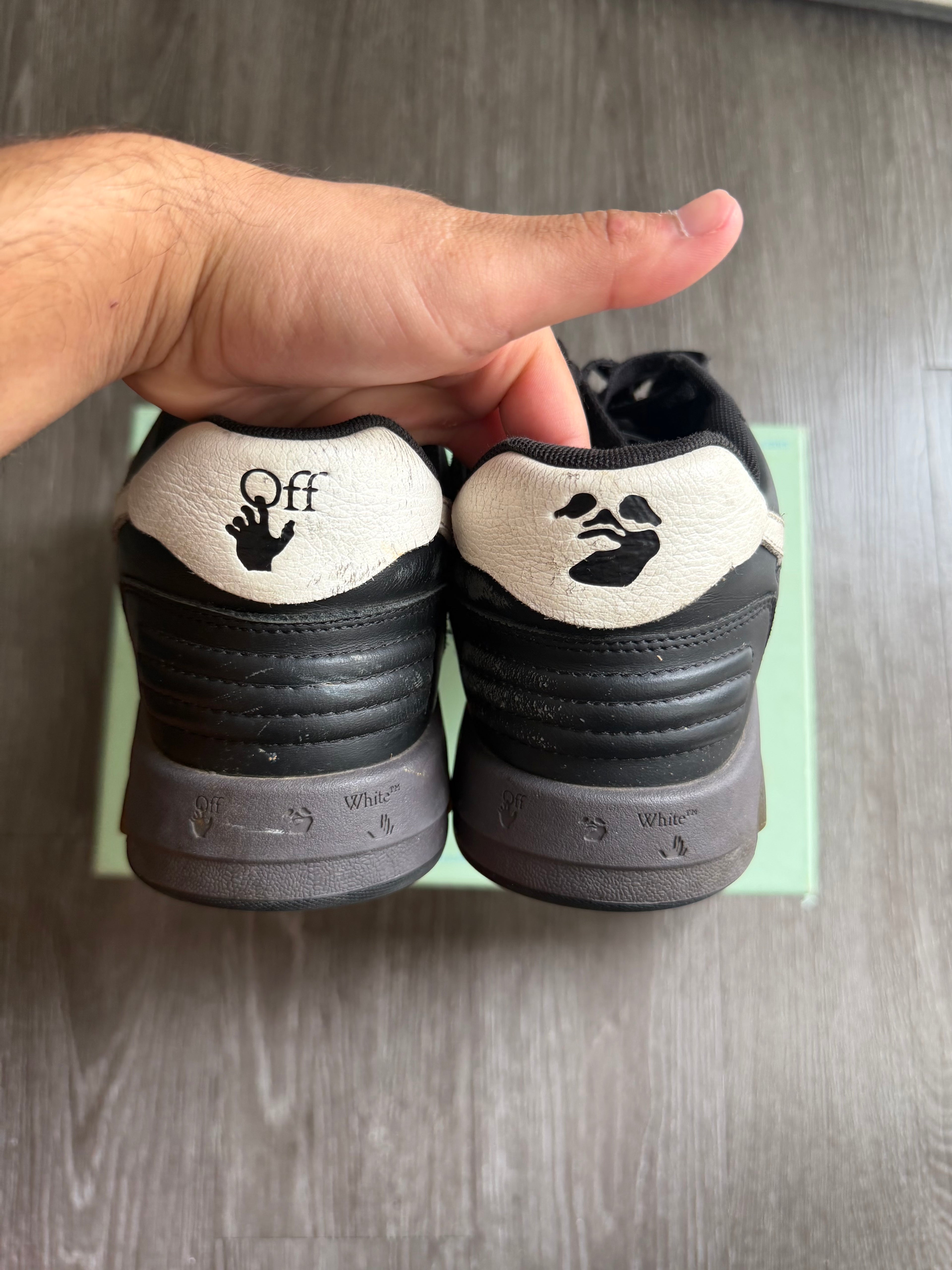 Off-White Out of Office Low “Black White”